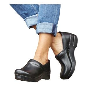 Dansko nonslip women’s clogs in black size 39 or 8.5/9, work shoes/nurse shoes